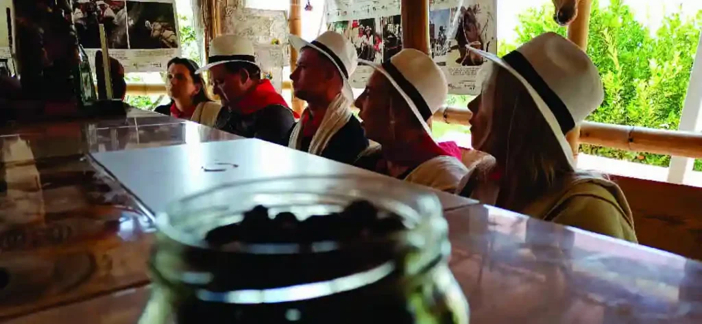 Turistas degustando café en finca cafetera cerca de Medellín