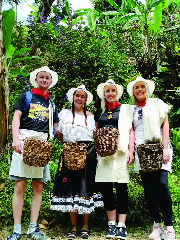 Grupo con atuendo de arriero en el Tour del Café Medellín