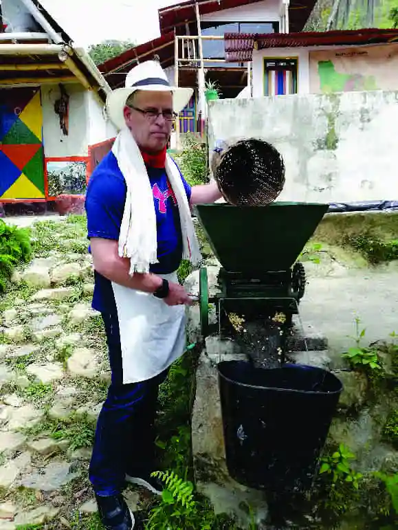 Guía de Paisa Tours Medellín procesando café artesanal